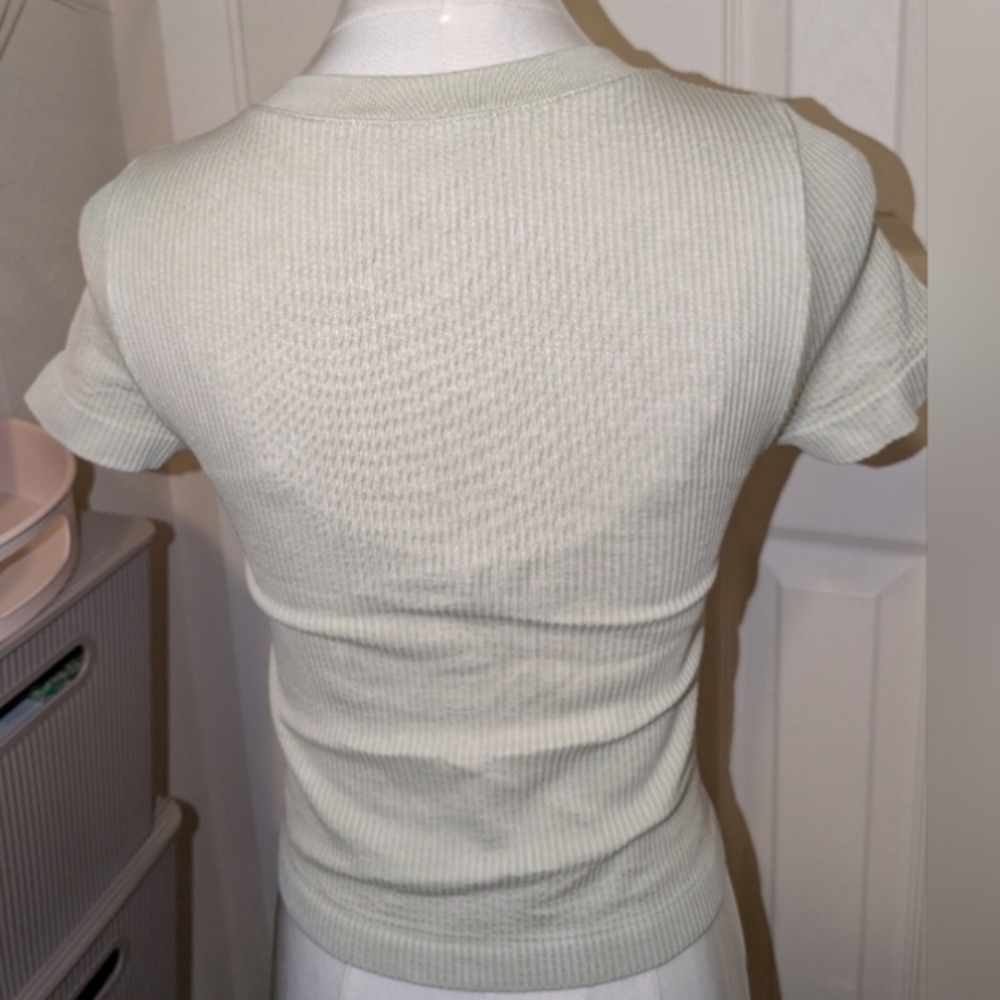 🩷👕💚 4 Fitted Short Sleeve Ribbed Crop Tops (EUC barely worn!) - Picture 8 of 16